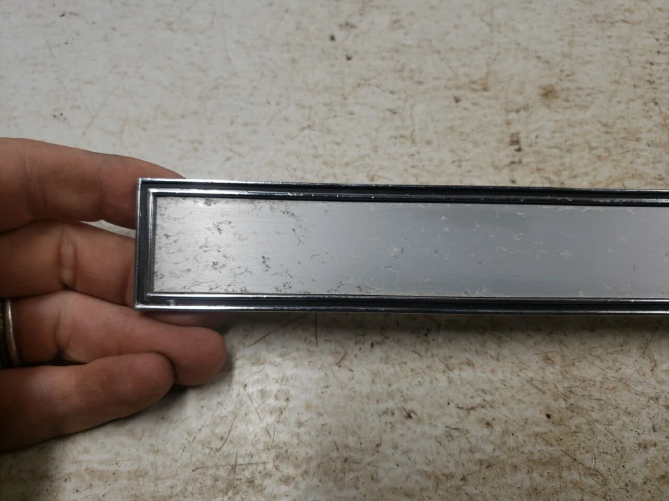 Chevrolet Impala 1968 original tablero inserción guantera emblema 3920350 Foto 2 de 4