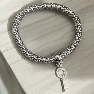 Elegantes Silber Schlüssel Charm Stretch Armband Neu ohne Etikett
