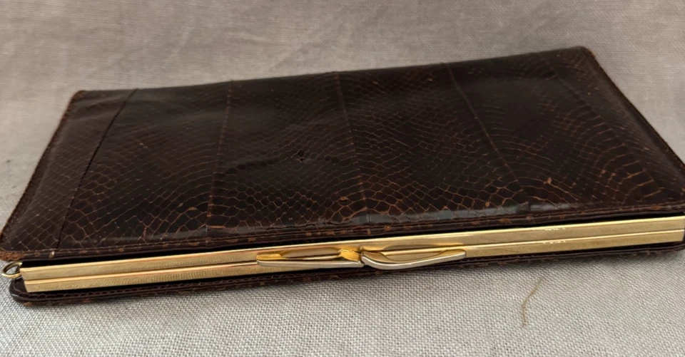 Bolso clutch vintage piel de serpiente marrón con broche de cadena tono dorado brillante Foto 3 de 4