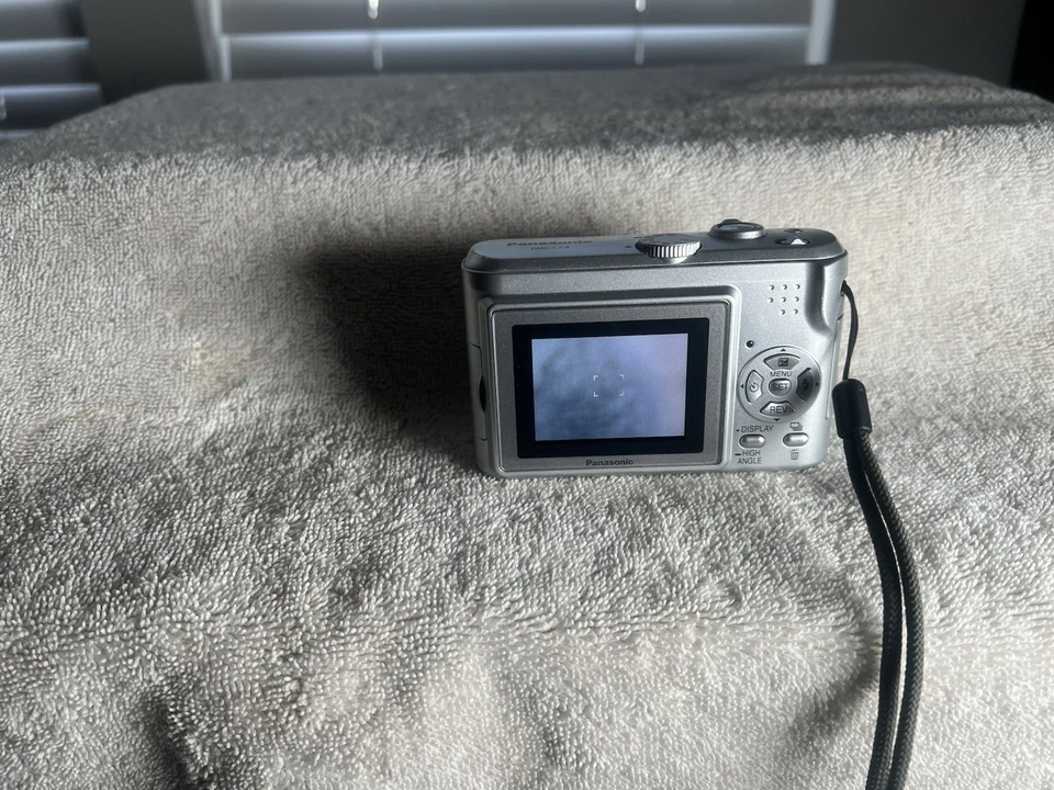 Panasonic LUMIX DMC-LZ3 5.0MP Digital Camera - Silver with new AA batteries - Image 4 of 4