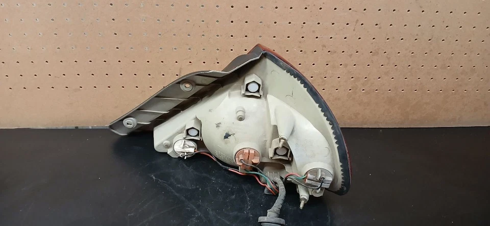 02 03 04 KIA SPECTRA MONTAJE DE LUZ TRASERA IZQUIERDA OEM 0K2NA51160A Foto 3 de 4