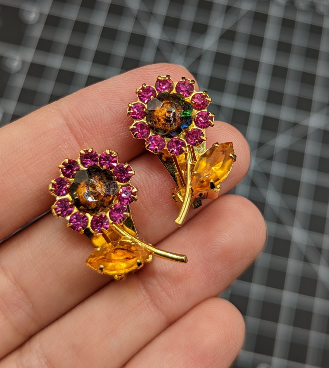 ◆VINTAGE HOLLYWOOD◆ Petal Ribbon Earrings VH2435EA006M Paparazzi ♥ Petal Power - Rose Gold ♥ Earrings