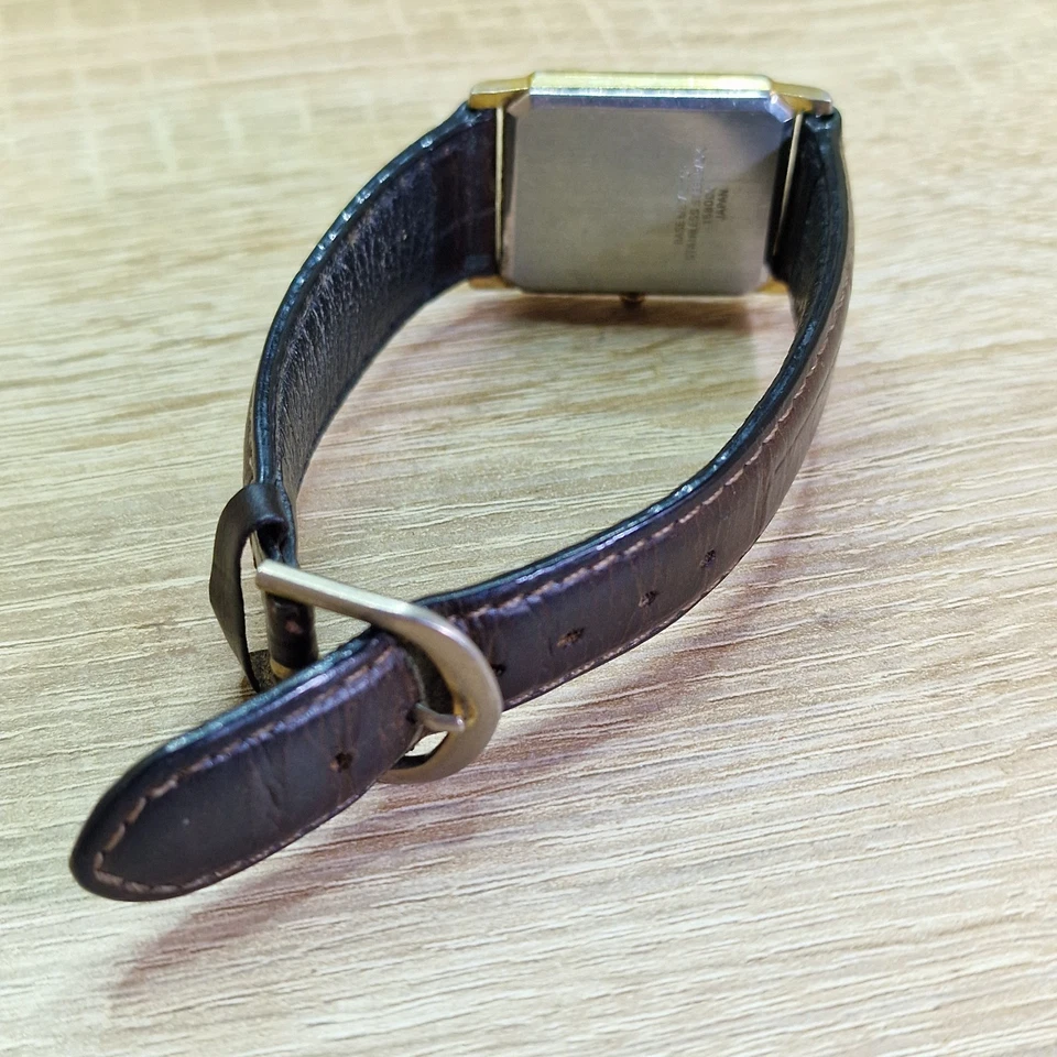 VINTAGE LUXURY TANK SMALL 14mm JAPAN "ACCURIST" NOT TESTED, SPARE OR REPAIR. - Image 3 of 4