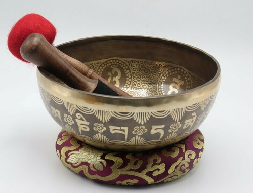 Stunning 9" Mantra singing bowl, meditation, sound therapy-handmade in Nepal - Picture 4 of 9