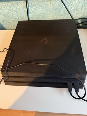 Sony PlayStation 4 Pro, 1 TB, Schwarz, Inkl. 2 Controller