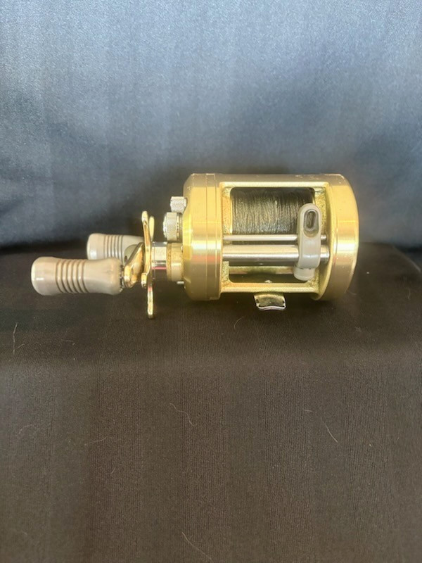 BAIT CASTING FISHING REEL - SHIMANO CALCUTTA 400 - PRODUCT of JAPAN