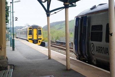 Foto A3 Züge bei Machynlleth, Powys Der Vierwagenzug, aus Birm c2010