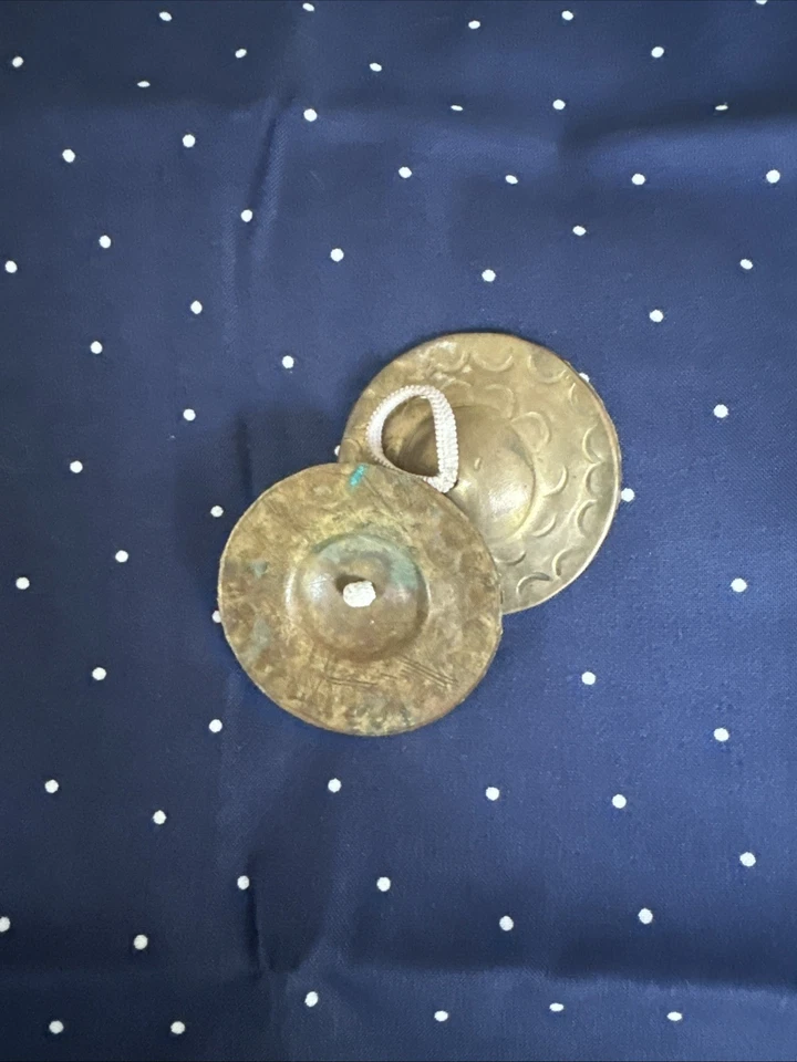 Castañuelas de latón vintage, par individual, pátina, bailarina del vientre, accesorio de disfraz Foto 2 de 3