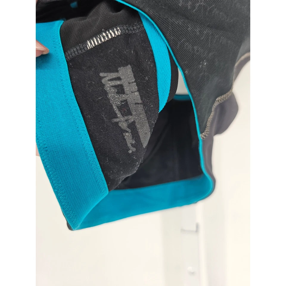 Sujetador deportivo Under Armour para mujer talla M de alto impacto gris negro azul espalda deportiva Foto 3 de 3