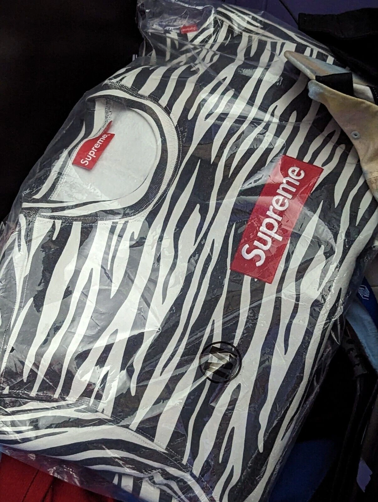 LOGO BOÎTE SUPREME TAILLE MOYENNE ZEBRA FW22 livraison dès que possible ds