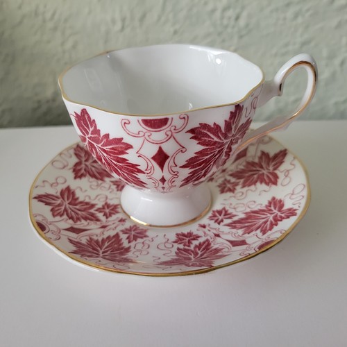 Taza de té y platillo Salisbury hueso China Inglaterra hojas rojas vintage - Imagen 2 de 12