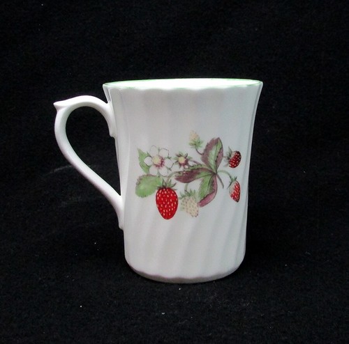 Royal Stuart Fine Bone China Tee Kaffeetasse gerippt Erdbeere Blumen England - Bild 3 von 4