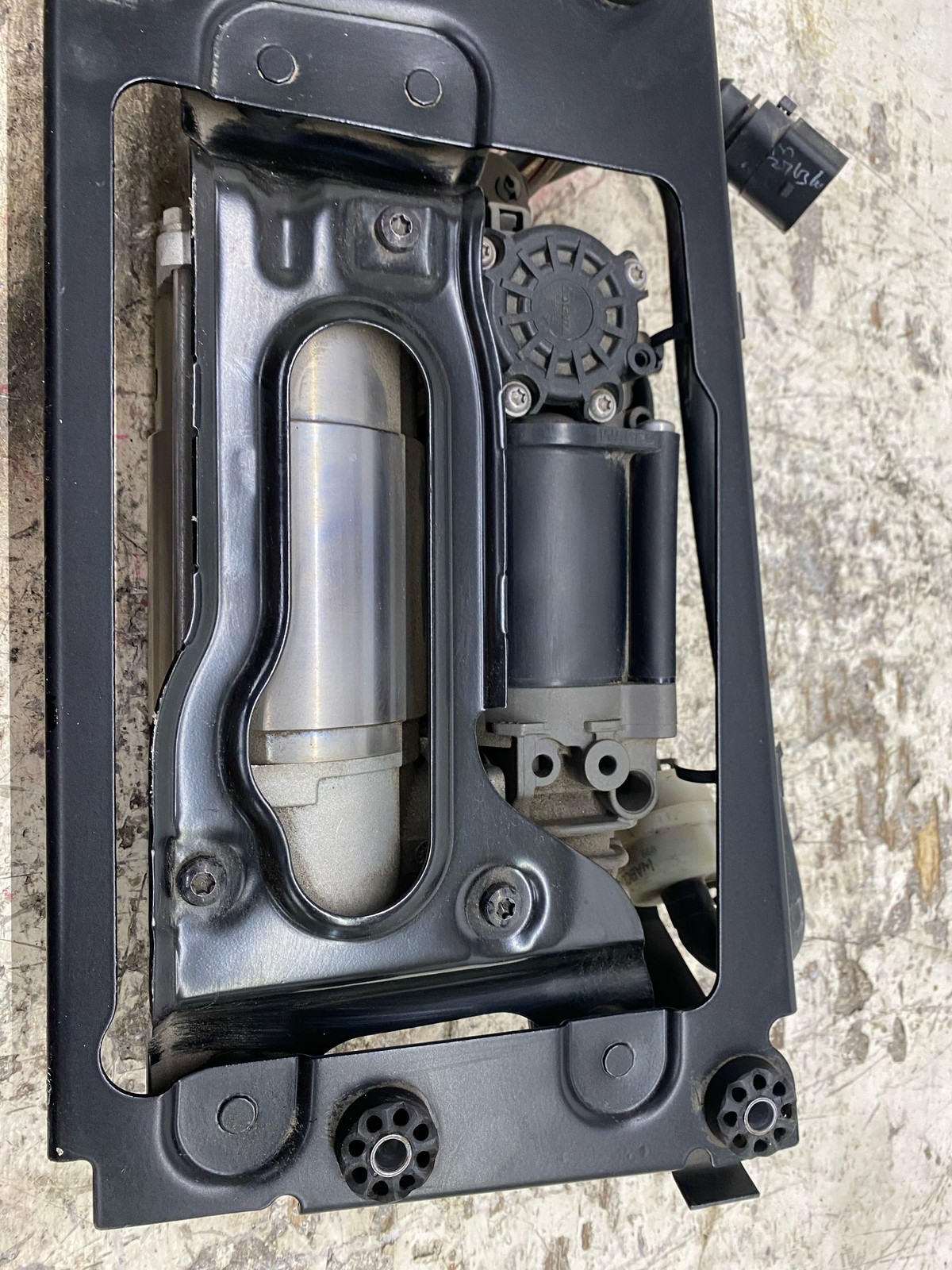 2010-2020 BENTLEY MULSANNE OEM AIR RIDE SUSPENSION COMPRESSOR PUMP SUPPLY UNIT