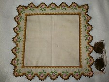 NAPPERON/BRODERIE FAIT MAIN/FLEURS ROSES/AUTEL/POINT DE CROIX/DEBUT XXè/34x35 cm