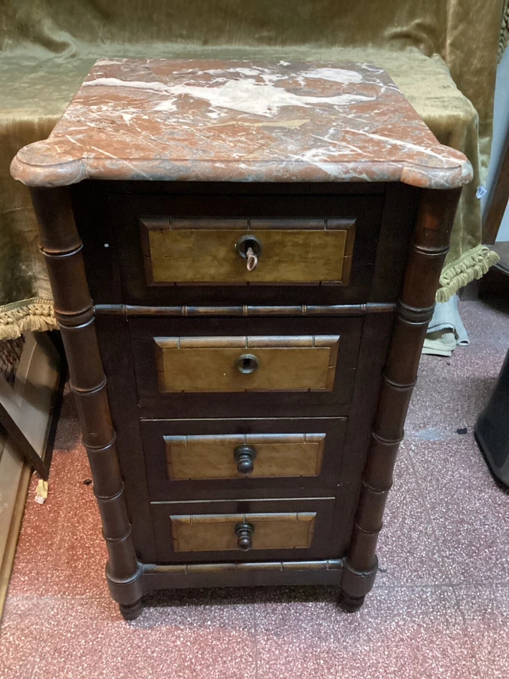 MUEBLE DE NOCHE VICTORIANO MÁRMOL EN LA PARTE SUPERIOR. RESTAURADO. 4 CAJONES. ALTURA 35 PULGADAS Foto 2 de 4