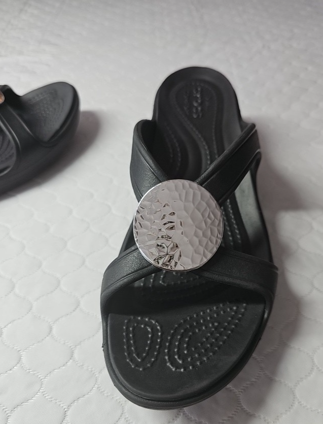Crocs Sanrah Wedge Slide Sandal with Hammered Metal Circle Women Size 8 Black