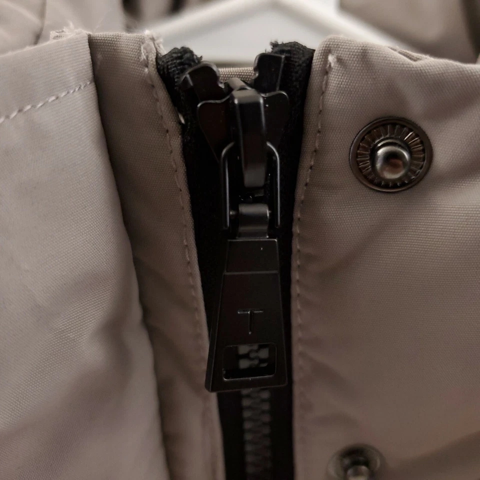 Abrigo parka con capucha extraíble de piel sintética gris cálido Tahari para mujer talla pequeña Foto 3 de 4