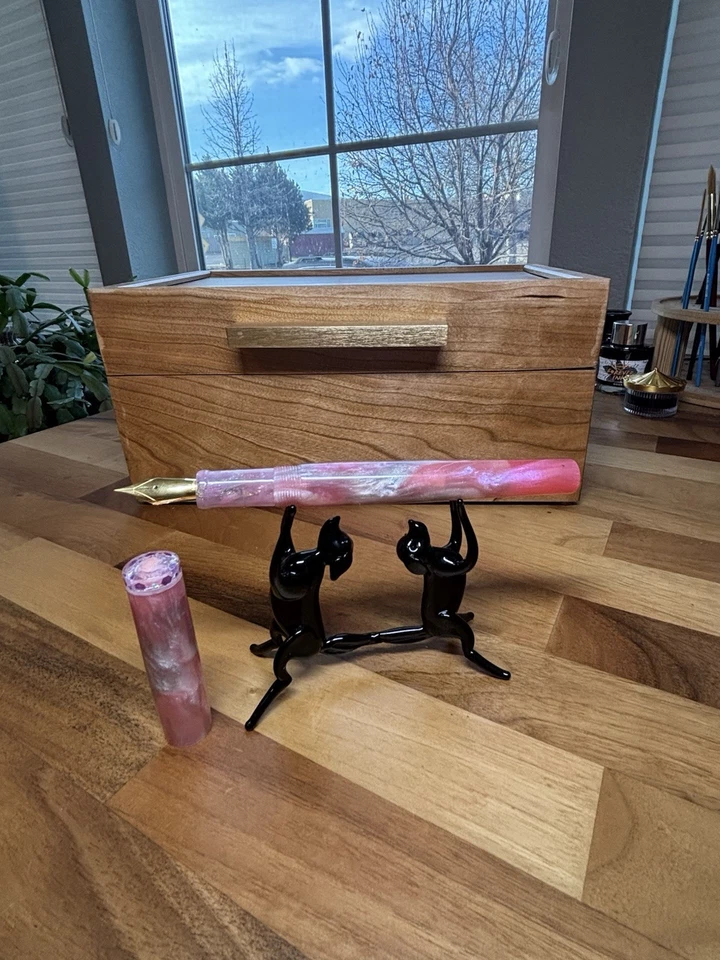 Pluma Estilográfica Myers Pen Co. Mia Petite - Con Acabado Rosa - Plumín F Foto 2 de 4