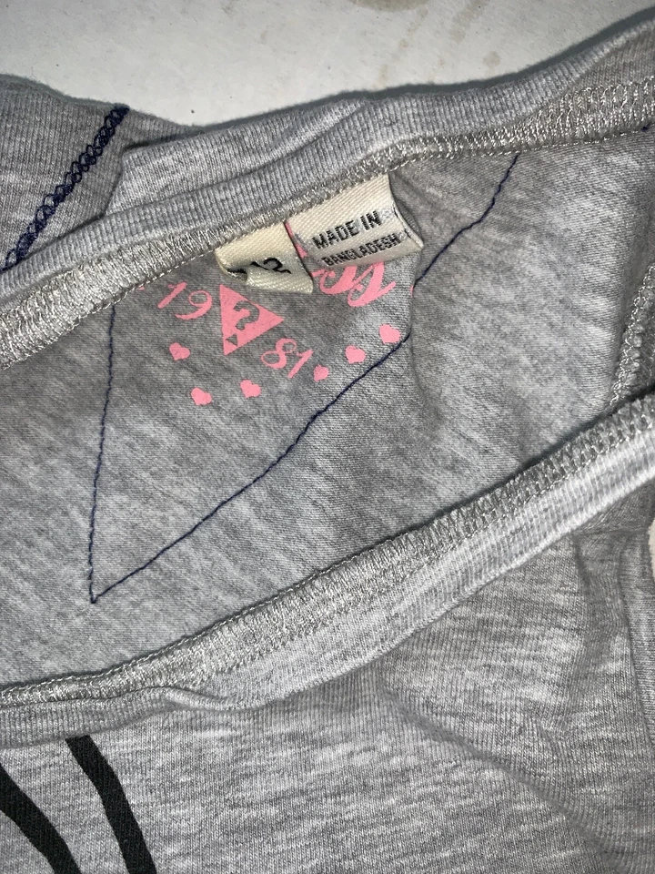 Usado - Vestido sin mangas Guess Glitter Graphics niñas (talla 12)  Foto 4 de 4