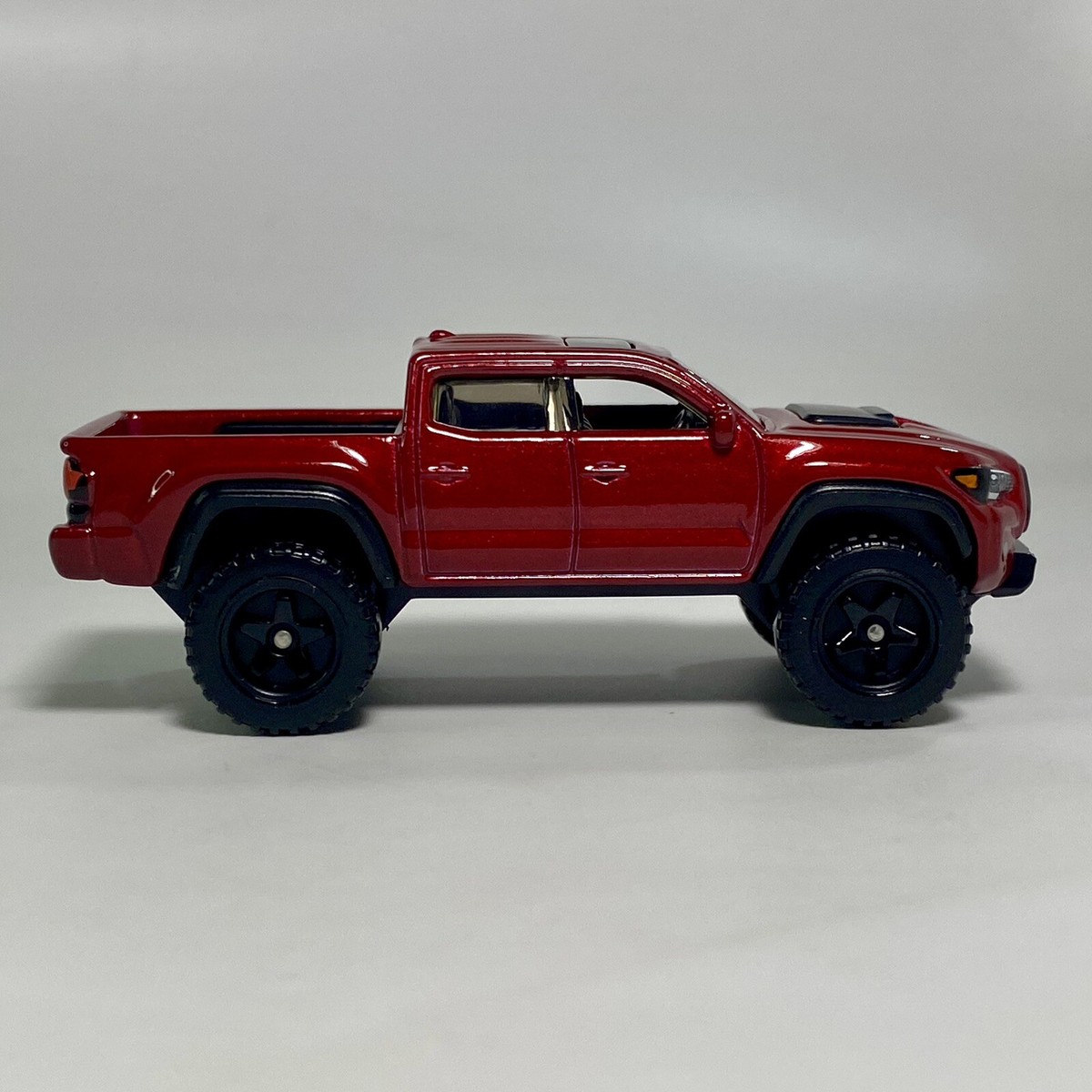 2022 Hot Wheels '20 Toyota Tacoma 1:64 Diecast Diorama