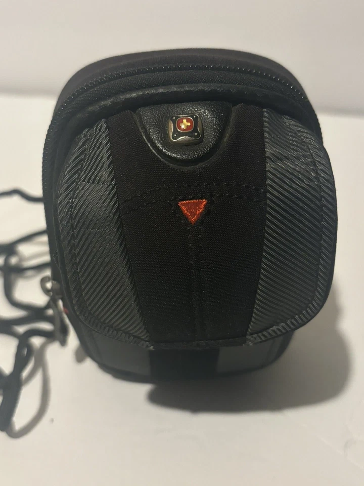 SWISSGEAR SMALL CARRY BAG CAMERA CASE W/ NECK STRAP - Image 3 of 4