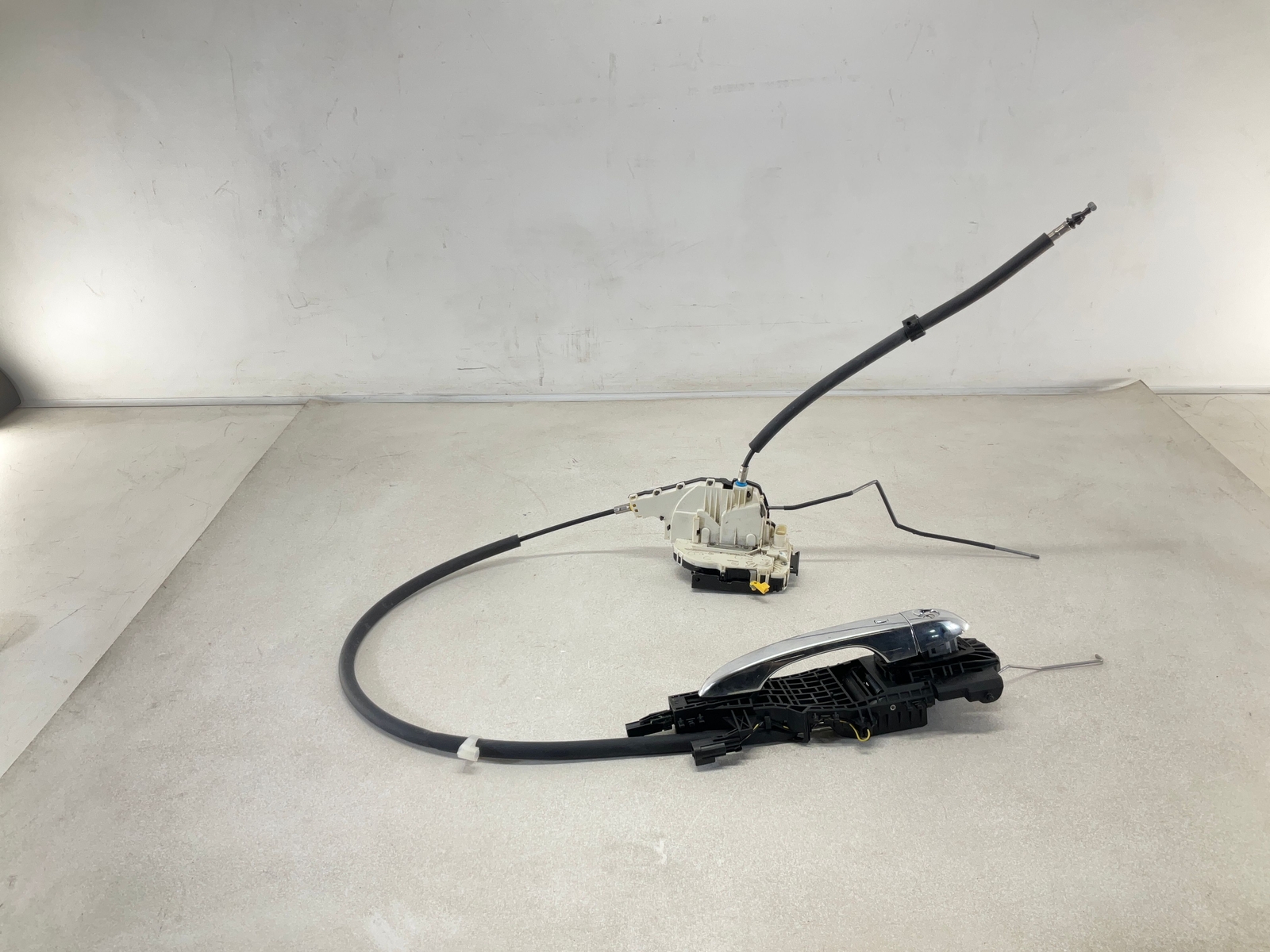 17-20 MASERATI Levante Exterior Front Left Driver Door Handle W/ Actuator
