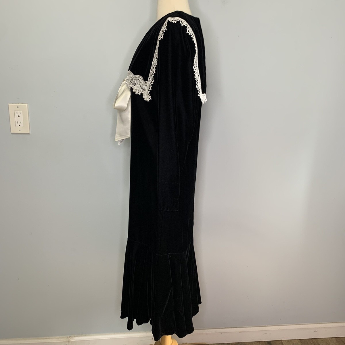 Gunnie Sax For Jessica McClintock Black Velvet Lace Trim Bib