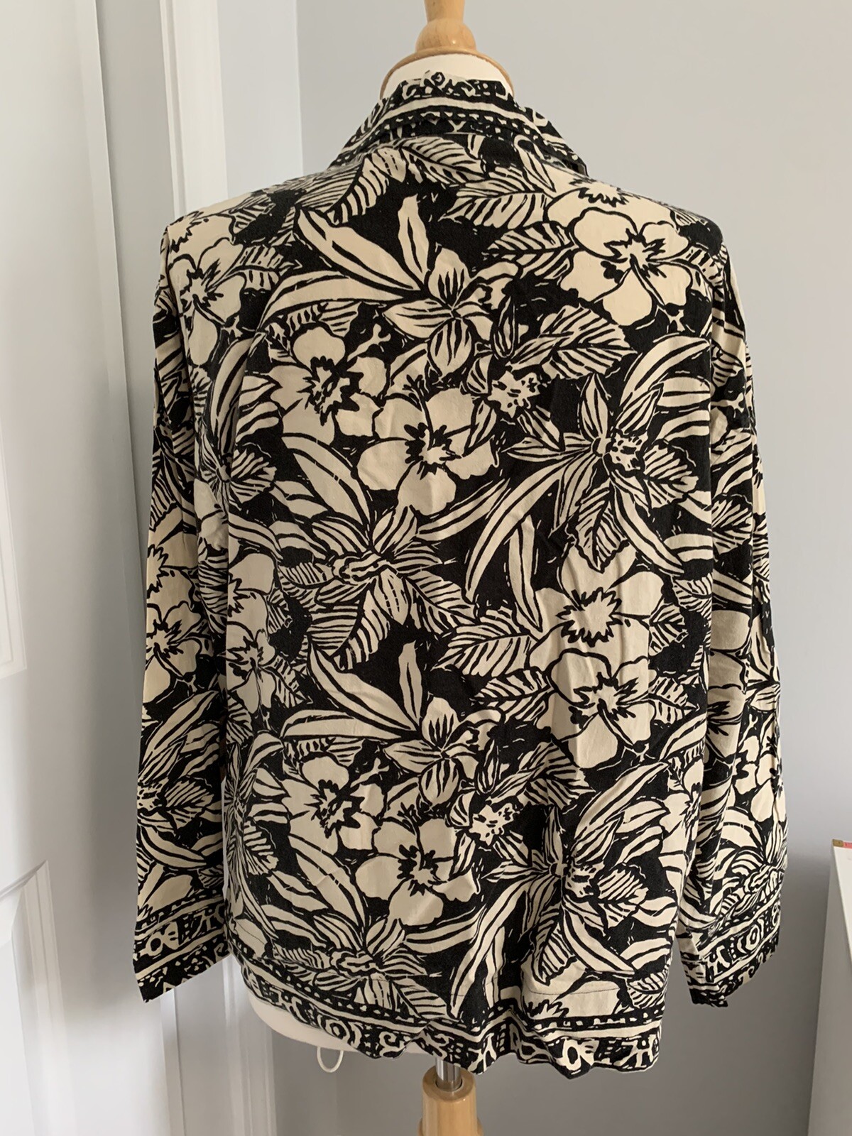 Chico’s Design Size Small Medium Patterned Beige … - image 6