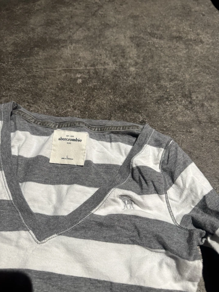 Camisa Grande Y2K Abercrombie Niños Niñas Rayas Calce Ajustado Cuello en V Manga Larga Foto 2 de 4