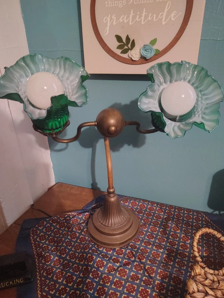 Lámpara de mesa antigua Art Deco con pantalla de vidrio con volantes verdes base de hierro fundido estilo francés Foto 4 de 4