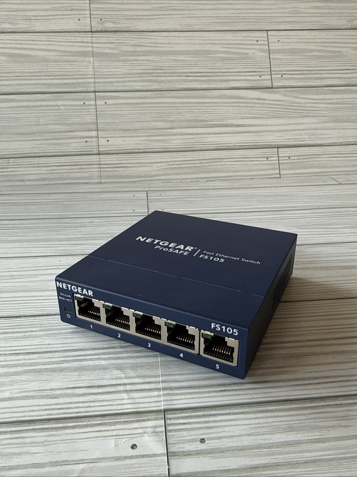 NETGEAR ProSAFE FS105 v3 5-Port 10/100 Mbps Fast Ethernet Sw