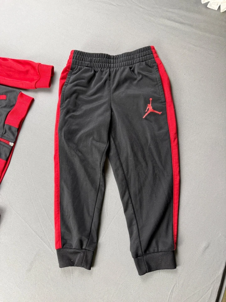 Conjunto de chándal Jordan rojo y negro para niños talla 4XS Foto 3 de 4