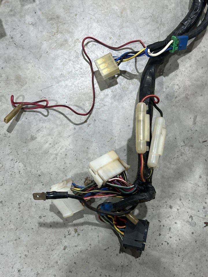 Datsun 620 1977 OEM motor, tablero, luz trasera y arneses de carrocería manual Foto 3 de 4