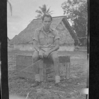 Mann Soldat, sitzend, posierend, Reisen, 1940/50er Jahre s/w Vintage Negativ