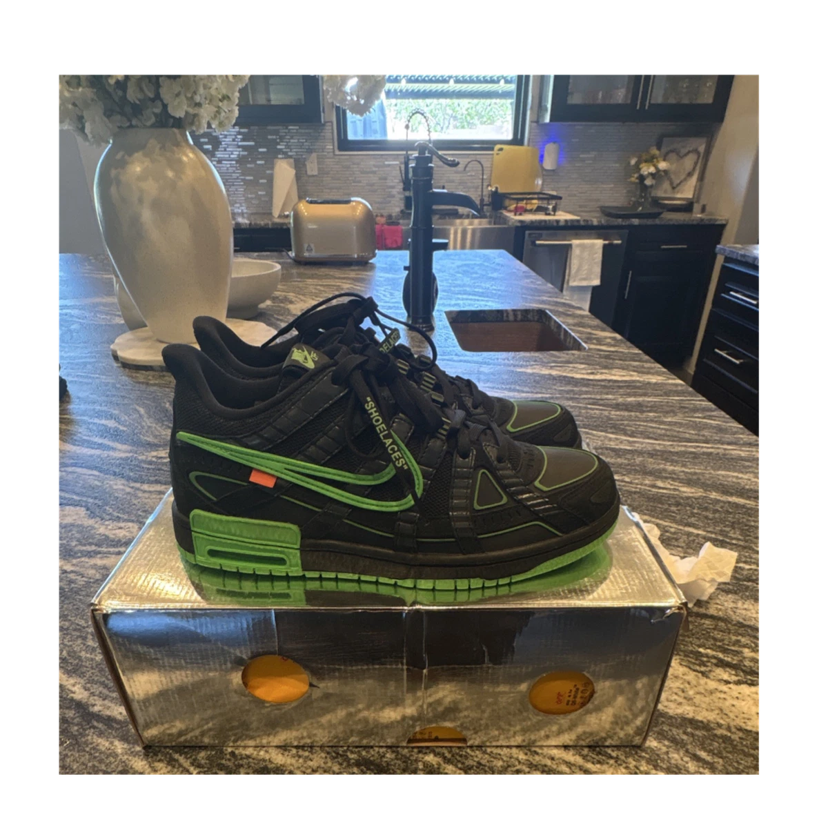 Preços baixos em Nike Air Rubber Dunk x Off-White Low Green Strike