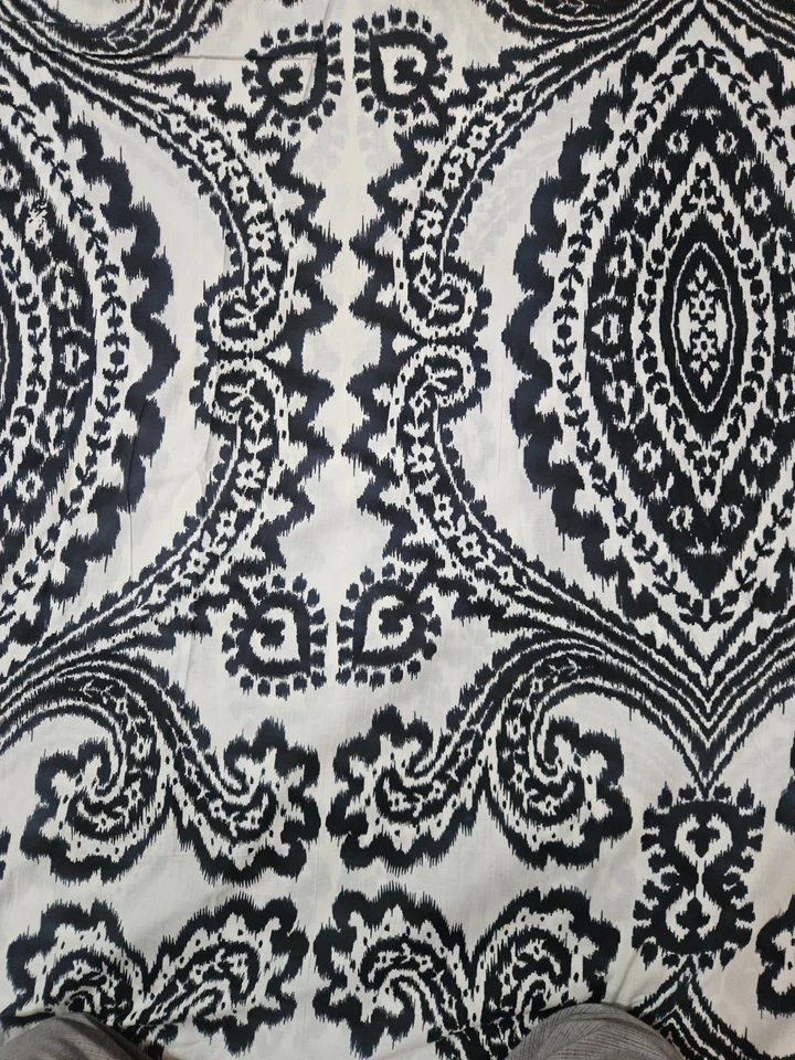 Tela hecha a mano india de algodón con estampado Ikat blanco y negro para damas Foto 3 de 4