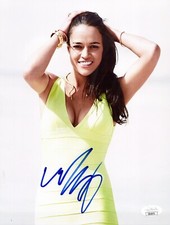 Foto 8x10 firmada a mano "Modelo - Rápido y Furioso" de Michelle Rodriguez (CERTIFICADO DE AUTENTICIDAD JSA)