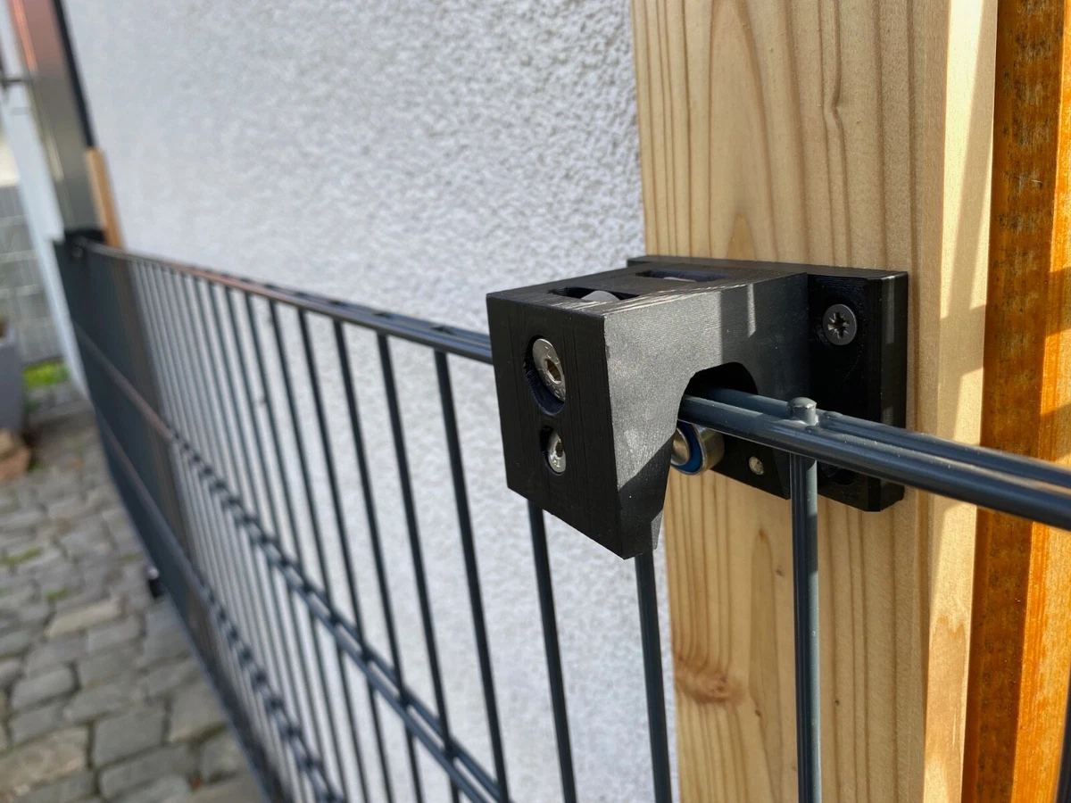 Staffe per pali da recinzione, 10 x 10 cm, staffe per recinzioni in metallo, a forma di U, colore nero, per esterni, giardino, cortile, cortile