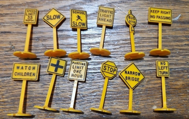 12 Plasticville Road Signs O Scale - Yellow plastic - Set of Road Signs 12-A