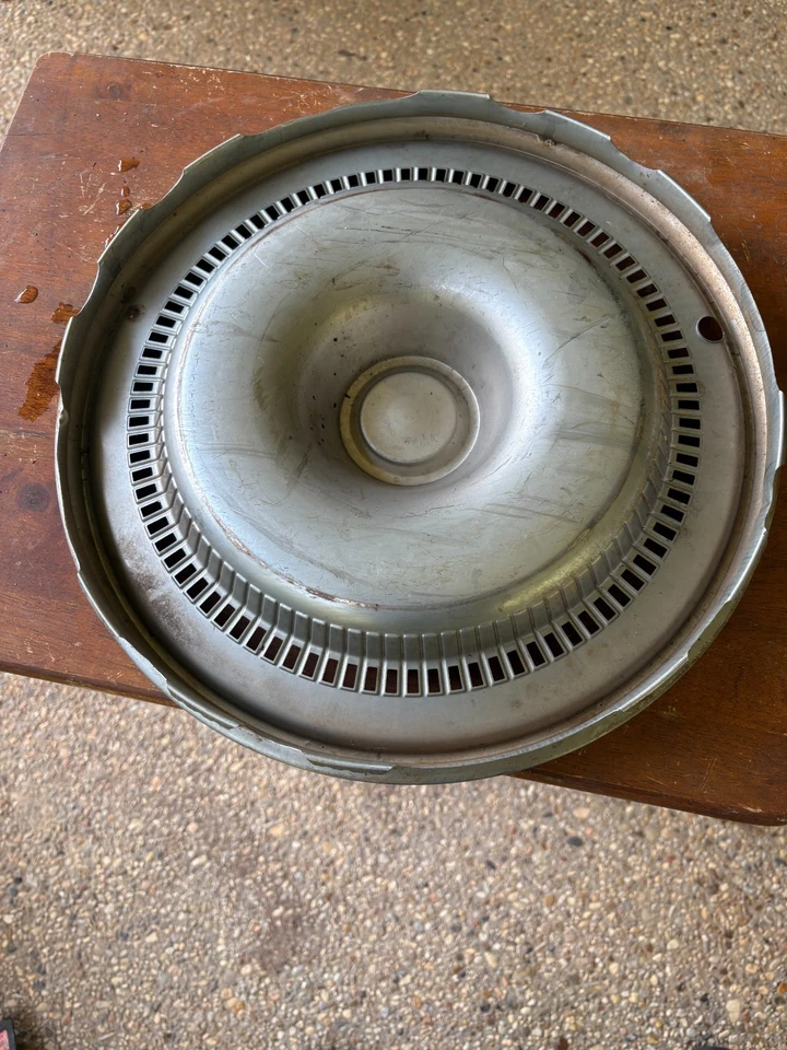 Buick años 70 OEM 14" Regal, Apollo, Century, Skylark, tapacubos Foto 3 de 4