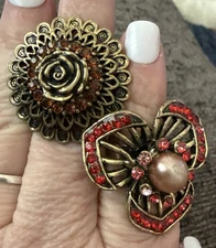 set of two cocktail rings statement fashion flowers adjustable size trendy 