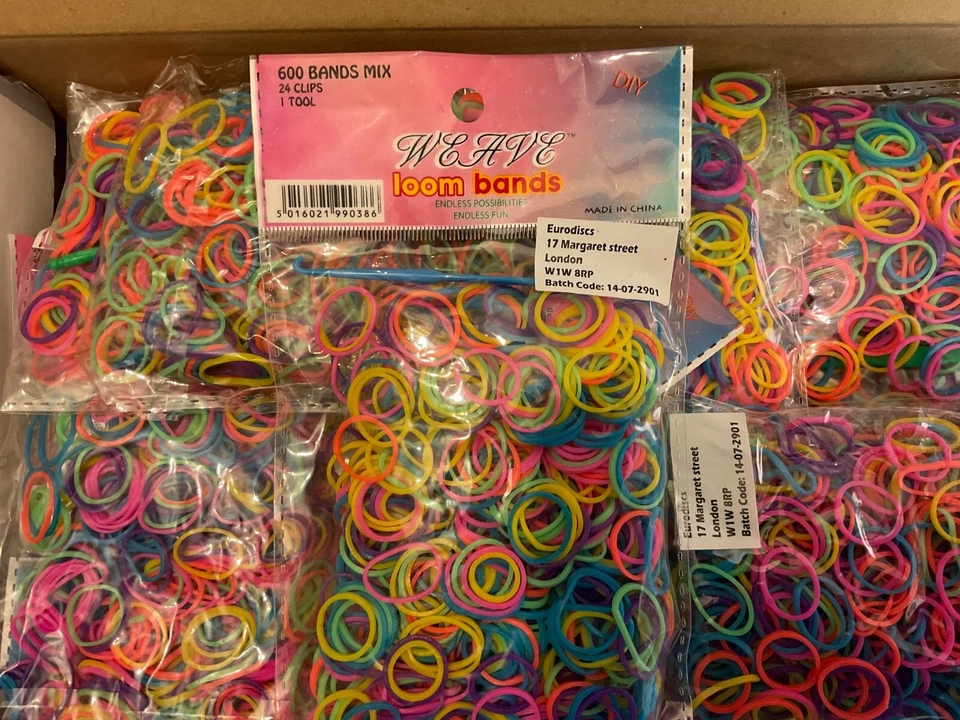 21000 MULTICOLOURED LOOM BANDS,35 PACKS X 600.EXCELLENT UNOPENED PACKS. - Image 3 of 4