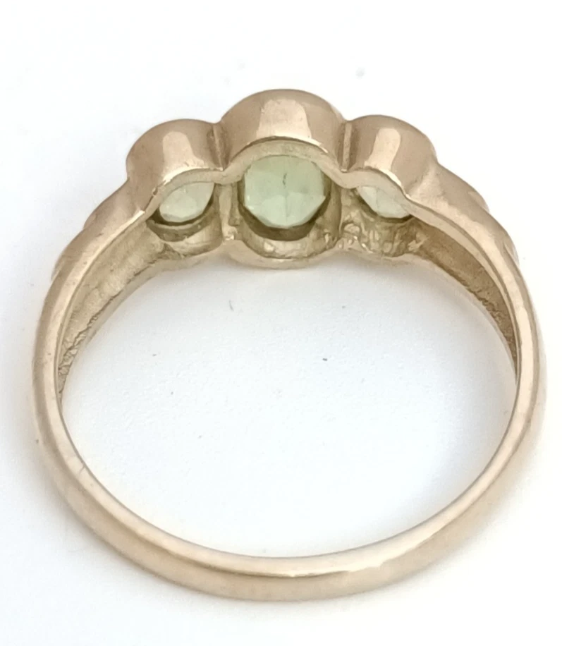 Classic 9ct Yellow Gold Three Stone Oval 2.35ct Peridot Trilogy Dress Ring - Image 3 of 4