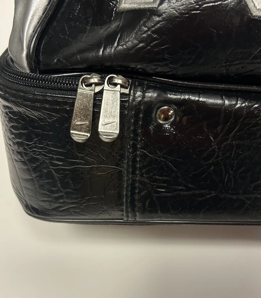 Bolso de Mano Nike Golf Vintage Cuero Plateado y Negro Casa Club Fin de Semana Raro Foto 4 de 4