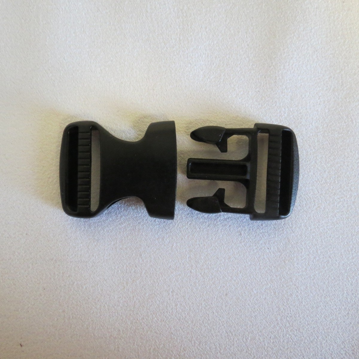 Clip Nera Di Ricambio Per Zaino DEUTER Freerider Pro – Fissaggio Originale