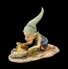 Pixie Kobold Figur mit Küken - Fantasy Kobold Gnom Vogel Deko 