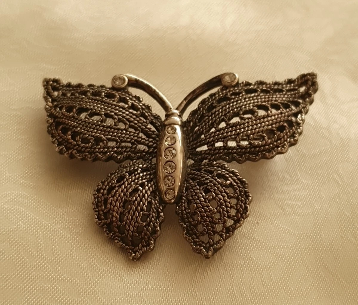 VINTAGE AVON SILVER METAL BUTTERFLY RHINESTONE BROOCH. 5 X 3.5cm