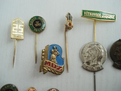 Lote 17 alfileres insignias vintage política checa deporte ciudades empresas - Imagen 2 de 5