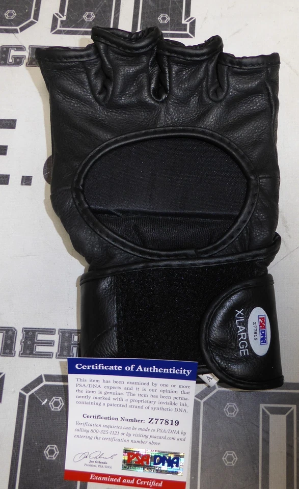 Luva de luta oficial do UFC assinada por Junior Dos Santos PSA/DNA CERTIFICADO DE AUTENTICIDADE 155 166 - Imagem 2 de 4