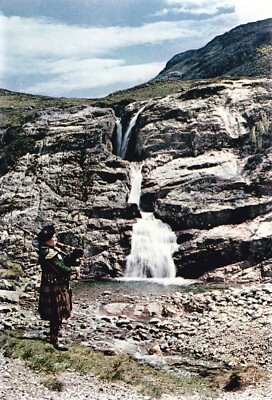 Falls of Coe, Glencoe, Argyll, Schottland (mit traditionellem Dudelsackspieler)